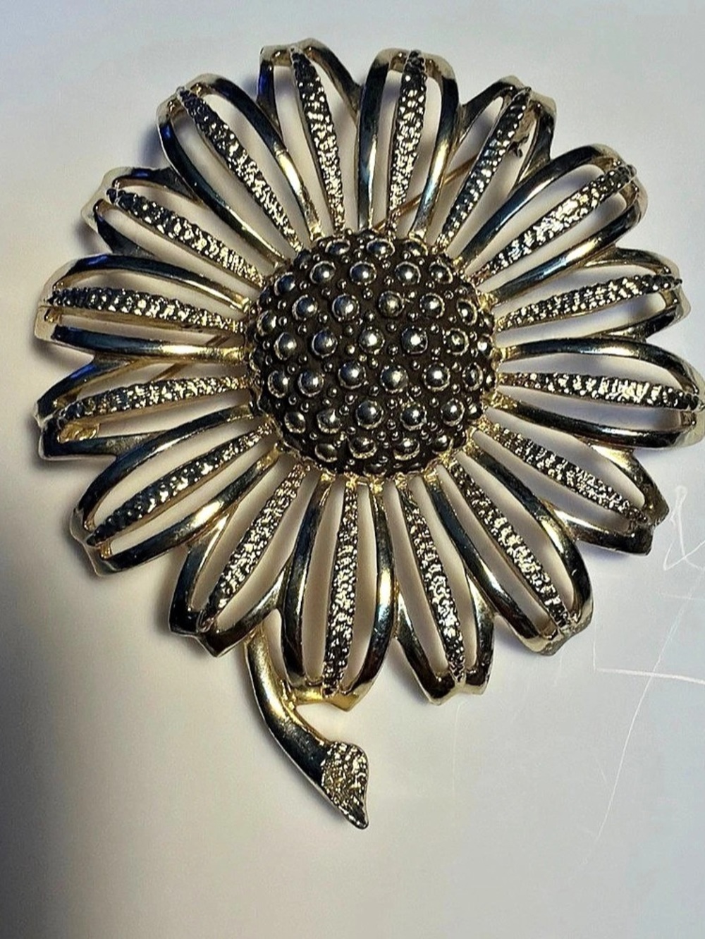 Sarah Coventry Floral Sunflower Brooch in GoldTone from 1960s Vtg